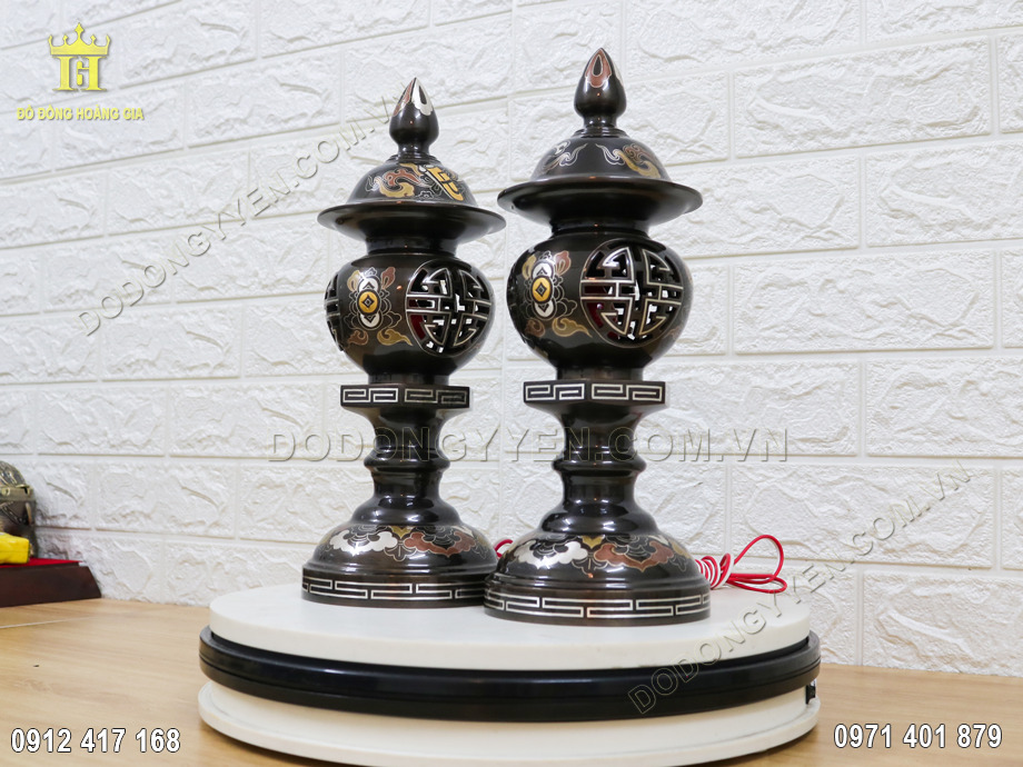 Bề mặt đ&egrave;n thờ được chạm khảm hoa văn tinh xảo 
